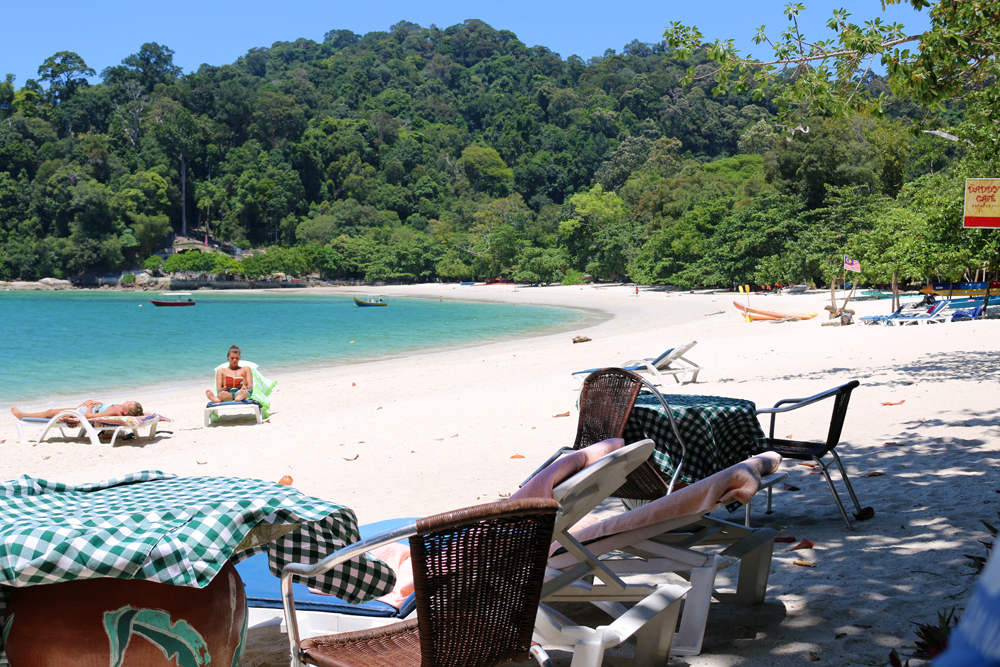 Coral Beach : A beach where many foreign tourists relax