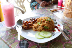 Nasi goreng ayam(ナシ･ゴレン･アヤム)：甘辛く味付けした鶏肉が美味しいです