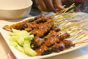 sate daging:サテー ダギン　牛肉の焼き加減を「それなりに焼く」「しっかり焼く」の2通り聞かれます