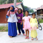 ファミリーの結婚式に向かう前のボート屋ノンさんの姪孫(甥や姪の子供)たち